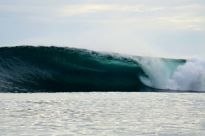 Gunturs: An empty breaking wave in the Banyak Islands