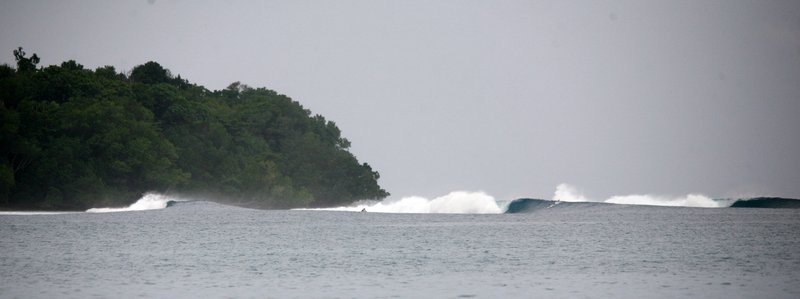 Lolok Point: Surf at Lolok Point
