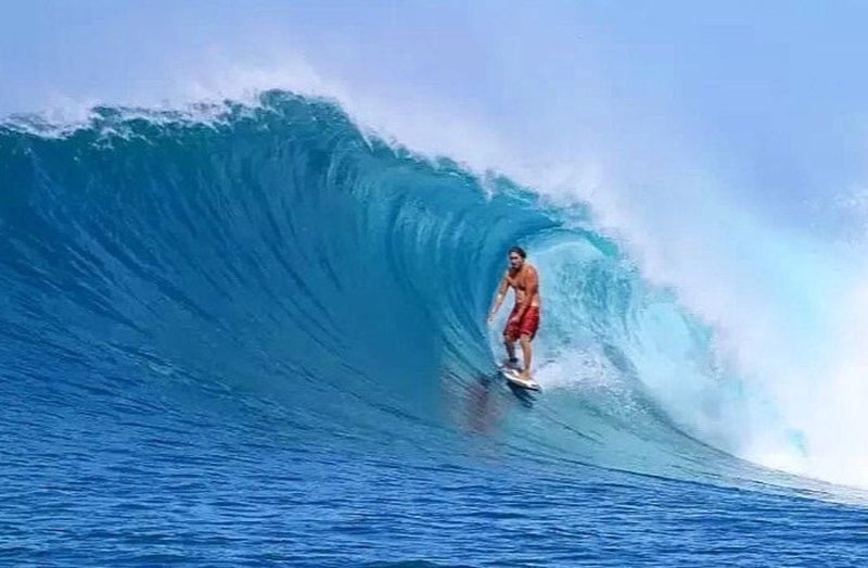 Lizard Nest: A hollow wave breaking beside the island